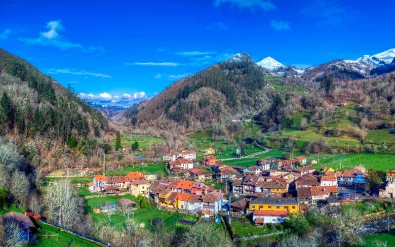 La localidad entre montañas