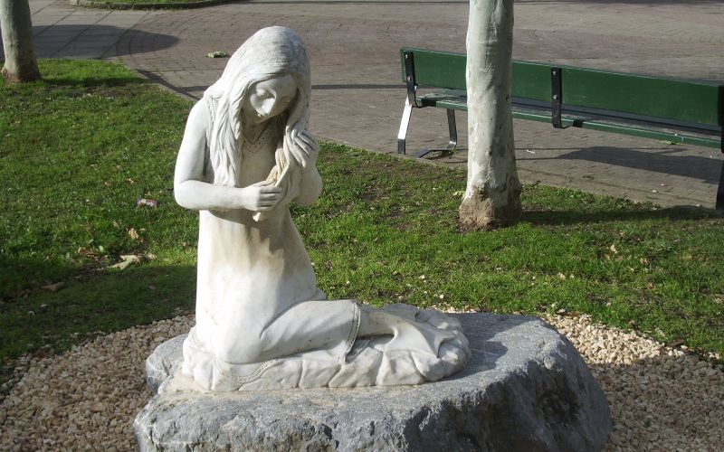 Escultura de una lamia vasca