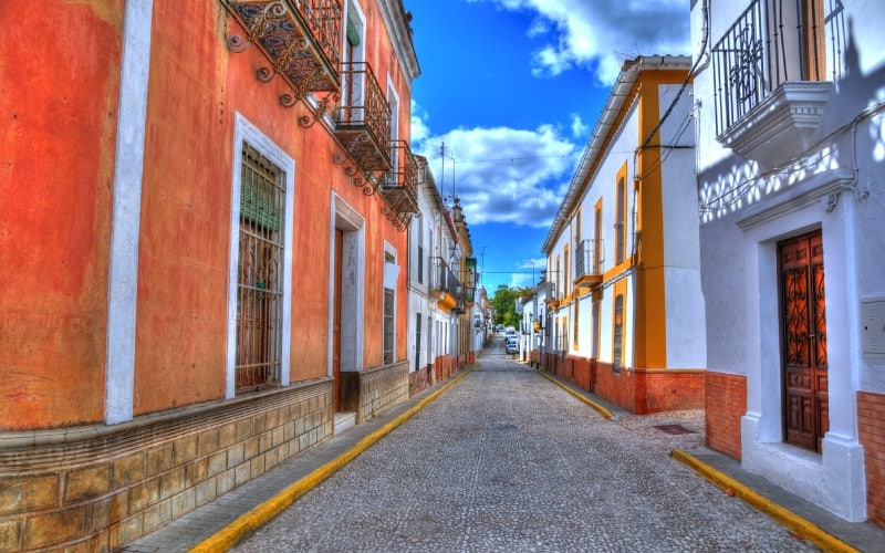 Un colorido callejón en Alájar