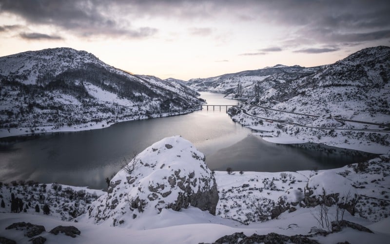 Embalse de Barrios Luna cubierto de nieve
