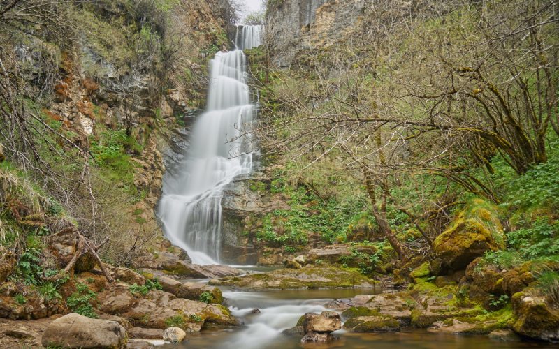 Una de las muchas postales que puedes encontrarte caminando el valle de Laciana