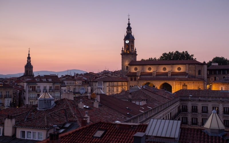 La catedral de Santa María sobre los tejados de Vitoria