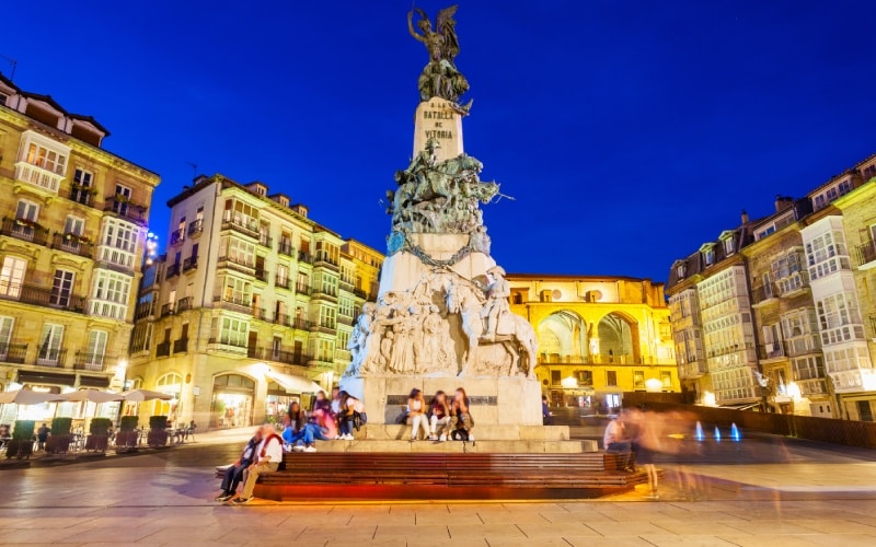 La Plaza Vieja luce espectacular de noche