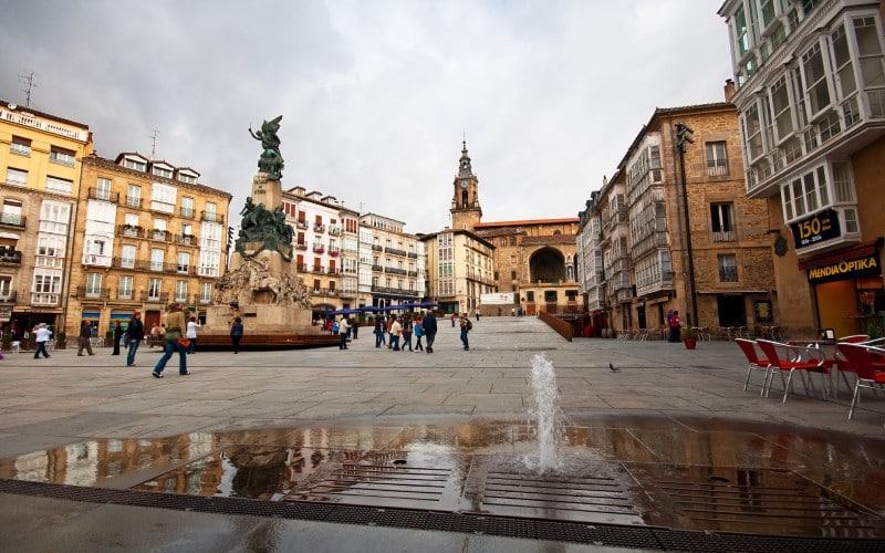 La plaza de la Virgen Blanca está unida a la ciudad de Vitoria