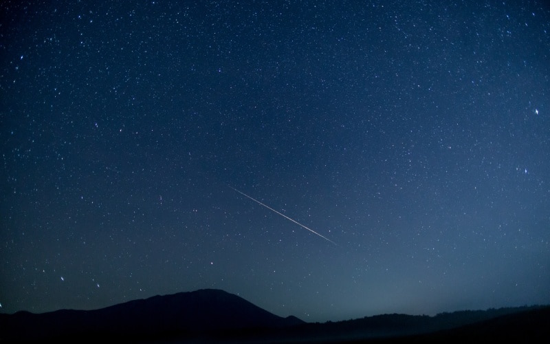 Una estrella fugaz sobrevuela el cielo