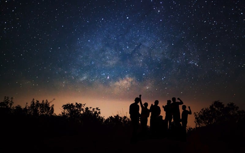Panda de personas bajo las estrellas