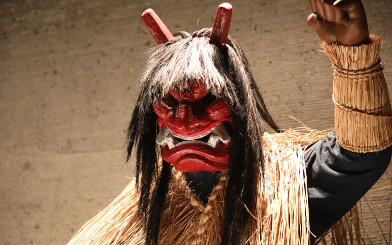 Hombre disfrazado de Namahage, versión japonesa del Hombre del saco