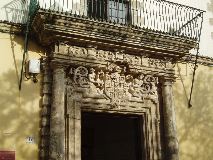 Portada de la Casa de las Cadenas