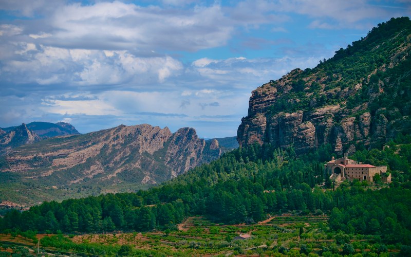Sólo por el paisaje merece la pena hacer una excursión al Convento de Sant Salvador