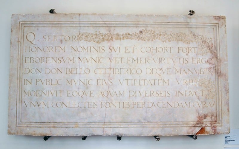 Lápida en memoria de Quinto Sertorio en Évora, Portugal