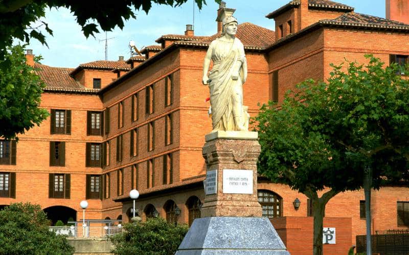 Estatua de la matrona de Calahorra, heroína de la fames calagurritana
