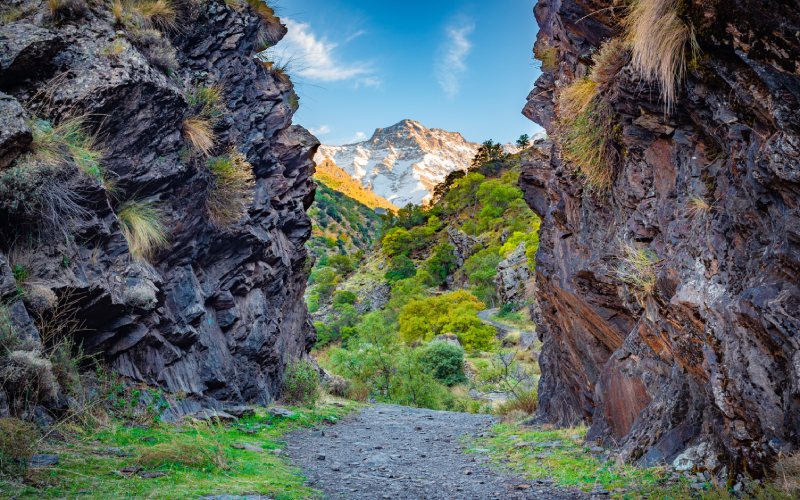 Un recorrido impresionante con el pico Mulhacén siempre de fondo
