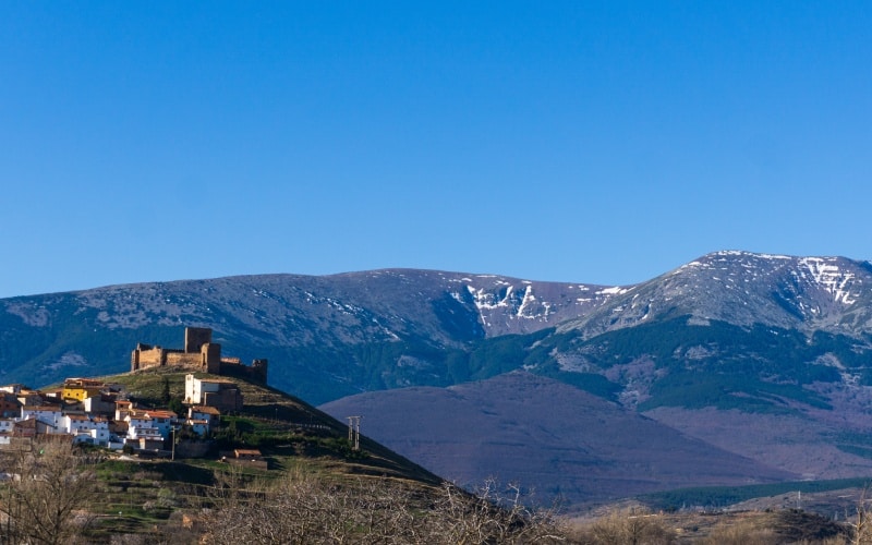 Imagen de Trasmoz con el Moncayo detrás