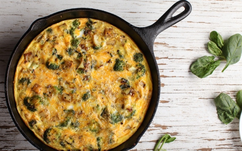 Tortilla de patatas con bacon, brócoli y espinacas