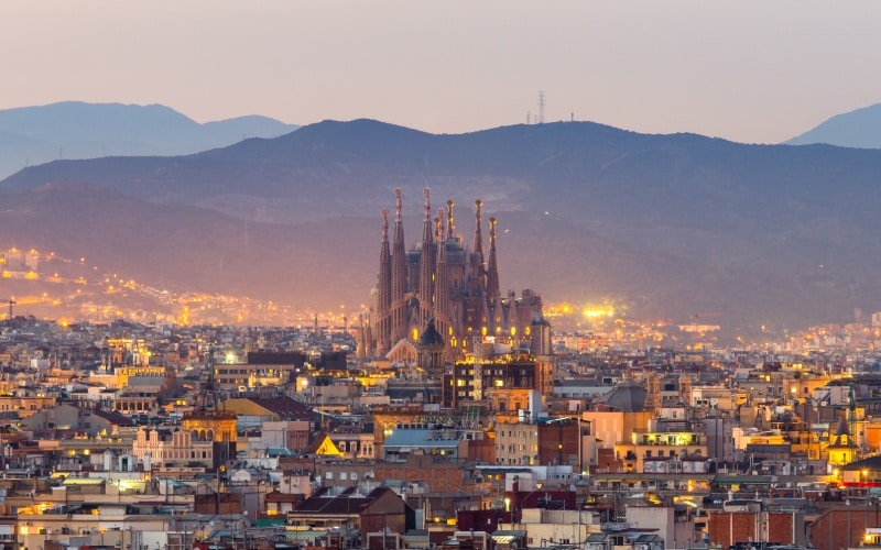 El 8 de diciembre la Torre de la Virgen María iluminará la ciudad desde la Sagrada Familia
