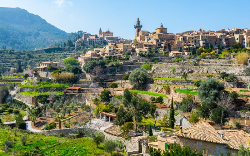 Vista del pueblo balear de Valldemossa