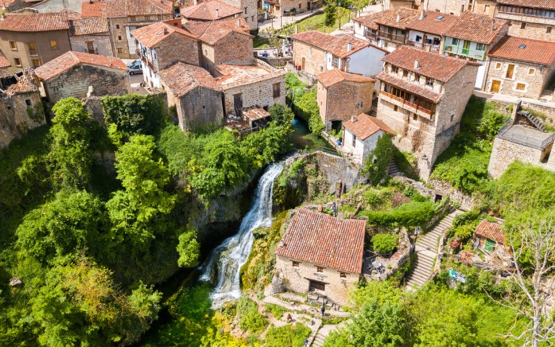 Orbaneja del Castillo, uno de los pueblos que pueden descubrirse en este viaje por carretera