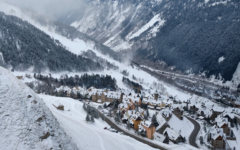 Esta es la imagen más popular, e impresionante, del lugar: cubierto de nieve