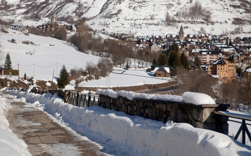 La nieve acompaña durante el trayecto hasta Salardú