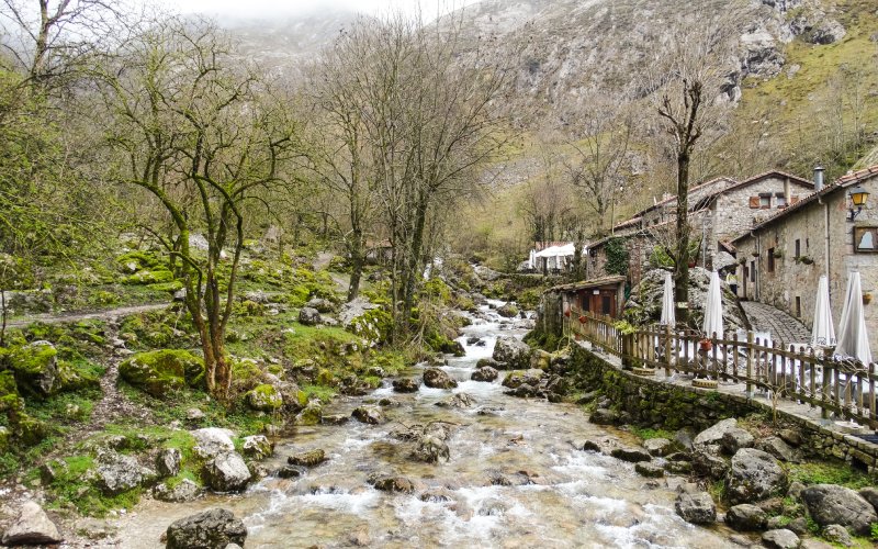 Casitas de piedra en Bulnes, junto al río