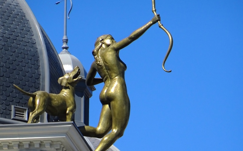 Escultura de Diana la Cazadora, obra de Natividad Jiménez