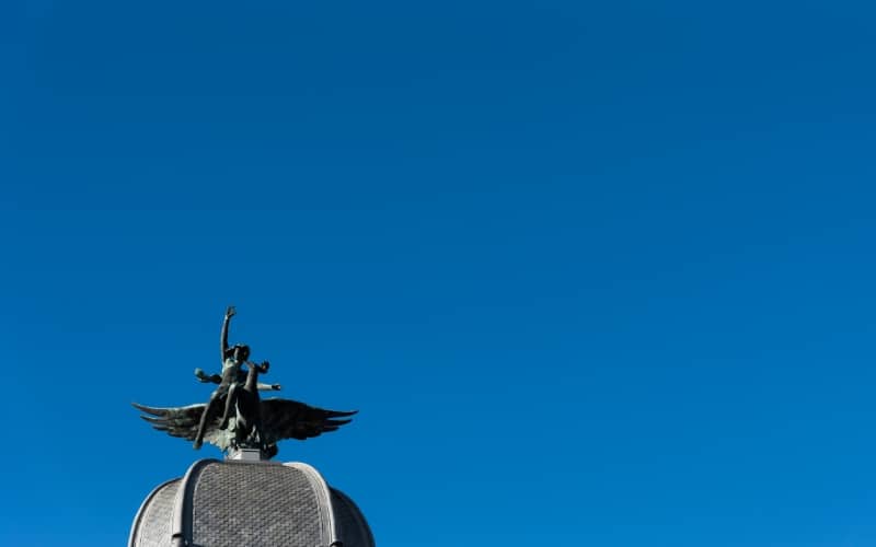 Escultura que puede verse en Gran Vía 32