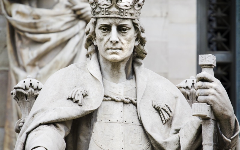 Escultura de Alfonso X el Sabio en la Biblioteca Nacional