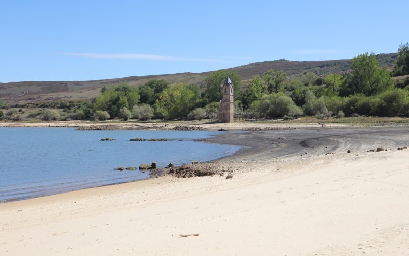 El embalse y el antiguo campanario