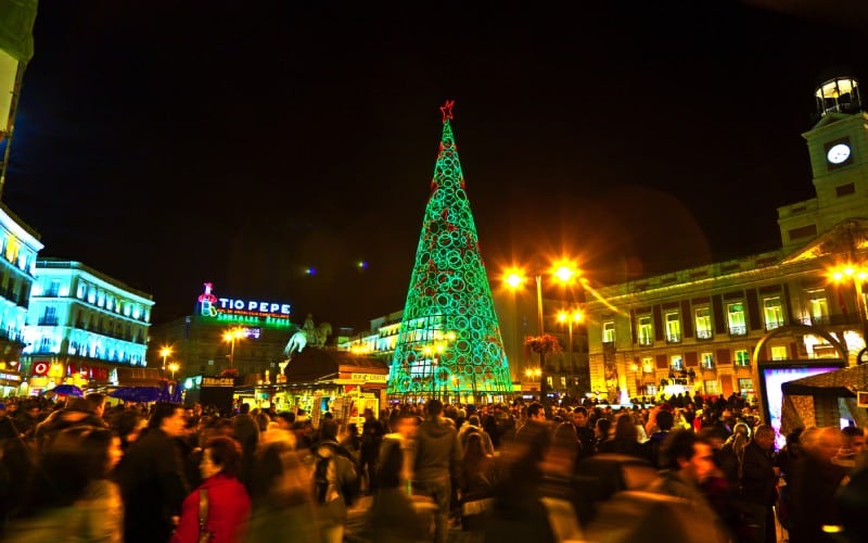 La Puerta del Sol de Madrid está repleta de vida durante toda la época navideña