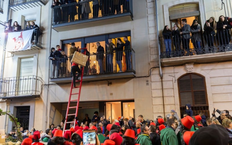 Es tradición que los pajes reales suban a los balcones para dejar regalos a los niños