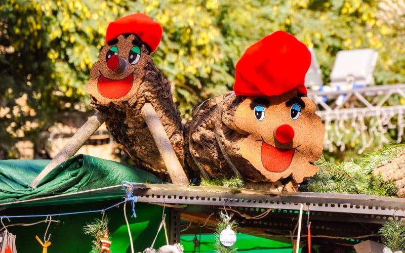 Un par de ejemplares de Tió de Nadal