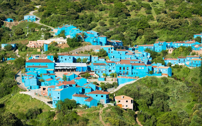 Júzcar, el pueblo pitufo, en la distancia