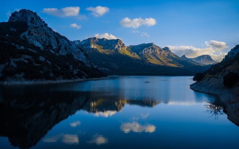 El azul de este lago de Mallorca asombra