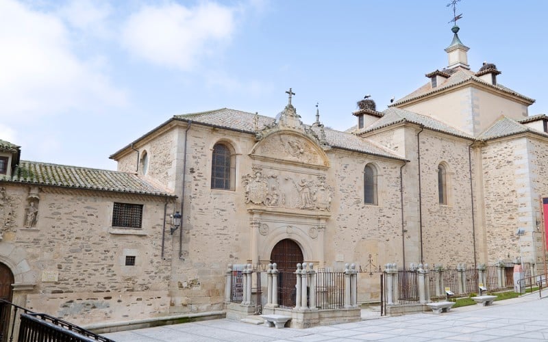 En el Monasterio de la Anunciación de Nuestra Señora de Carmelitas Descalzas de Alba de Tormes descansa el sepulcro de Santa Teresa