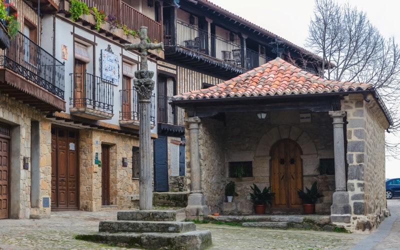 Ermita y cruceiro de Mogarraz