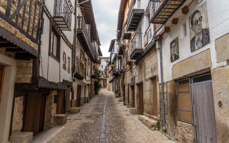 Calles de Mogarraz repletas de retratos
