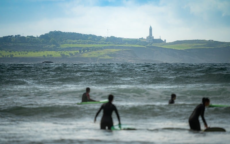 Surf en la playa de Somo
