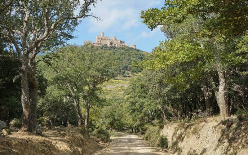 Vistas del castillo de Requesens