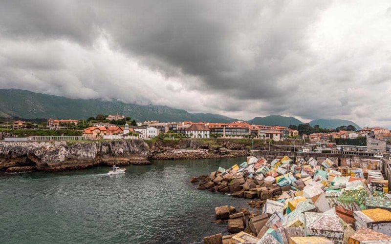 Cubos de la Memoria del pintor vasco Agustín Ibarrola, en Llanes