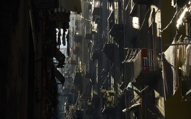 Los edificios parecen volcarse unos sobres otros en las estrechas calles de estos barrios
