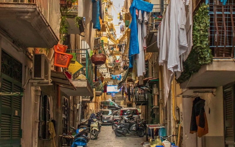 Los colores destacan en los barrios españoles