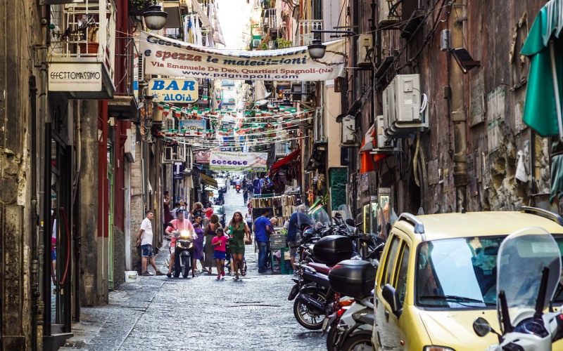 Coches, Vespas, peatones, turistas... Hay mucha vida en estos barrios