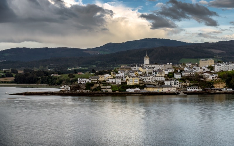 Vista de Castropol desde Ribadeo, Lugo