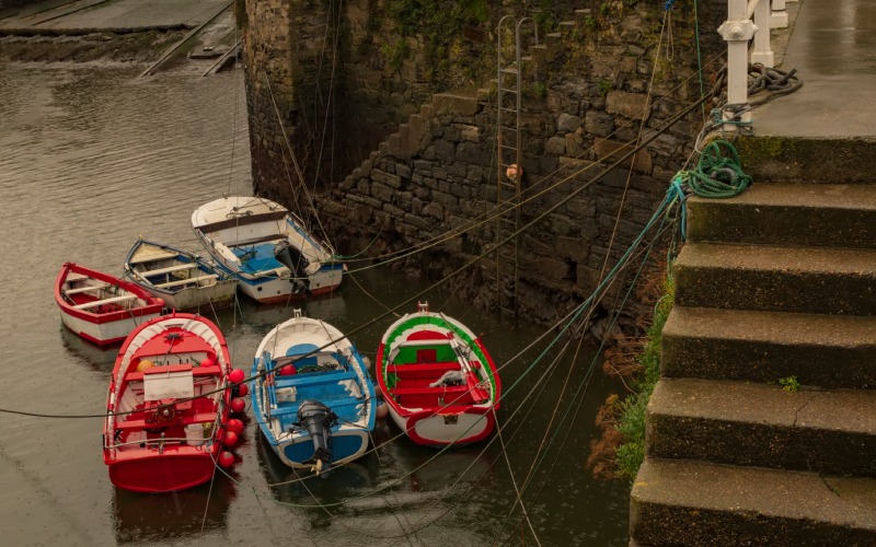 Embarcación junto a escaleras del muelle en Puerto de Vega