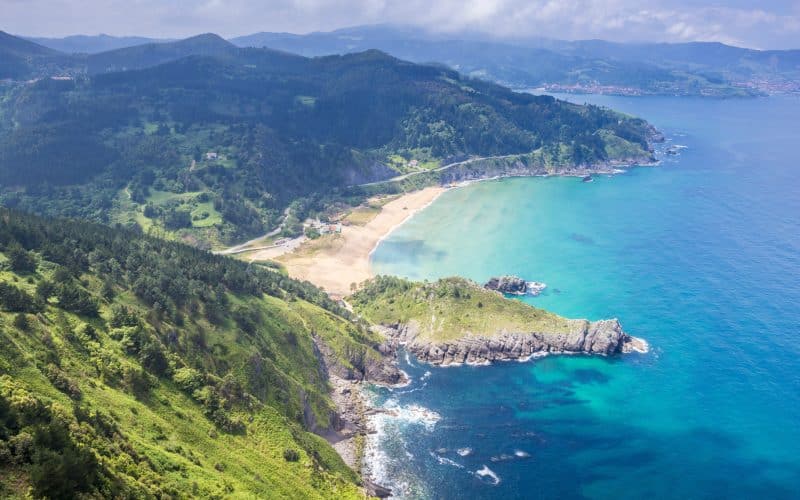 Panorámica de la Reserva de la Biosfera de Urdaibai y la costa de Bizkaia