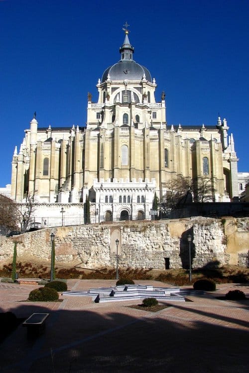 Muralla del Mohamed I junto a la Almudena