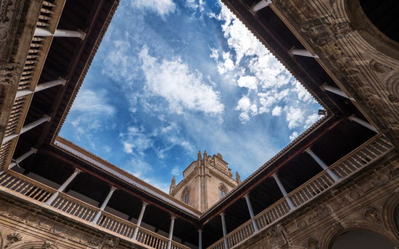 Vista del patio de los Mármoles en el Hospital Real de Granada