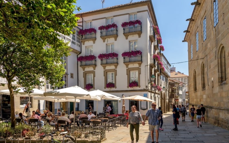 Una de las calles del casco antiguo de Santiago. | Shutterstock
