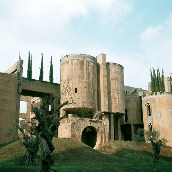 Parte exterior de la fábrica de Bofill
