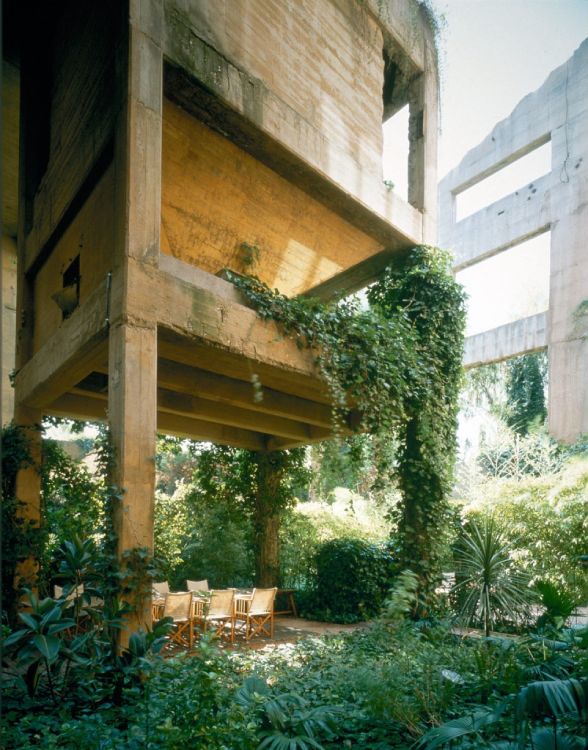 Zona exterior de la fábrica de Bofill